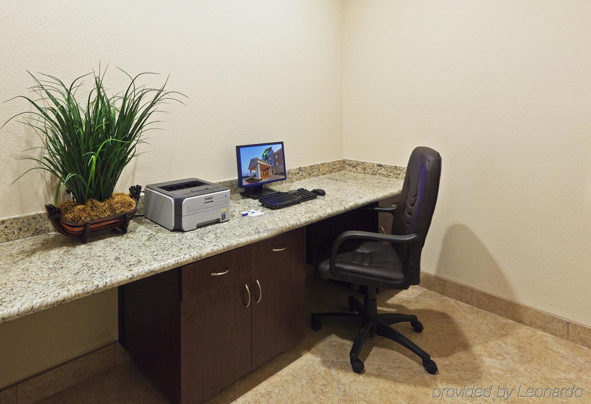 Holiday Inn Express & Suites Brady By Ihg Facilidades foto