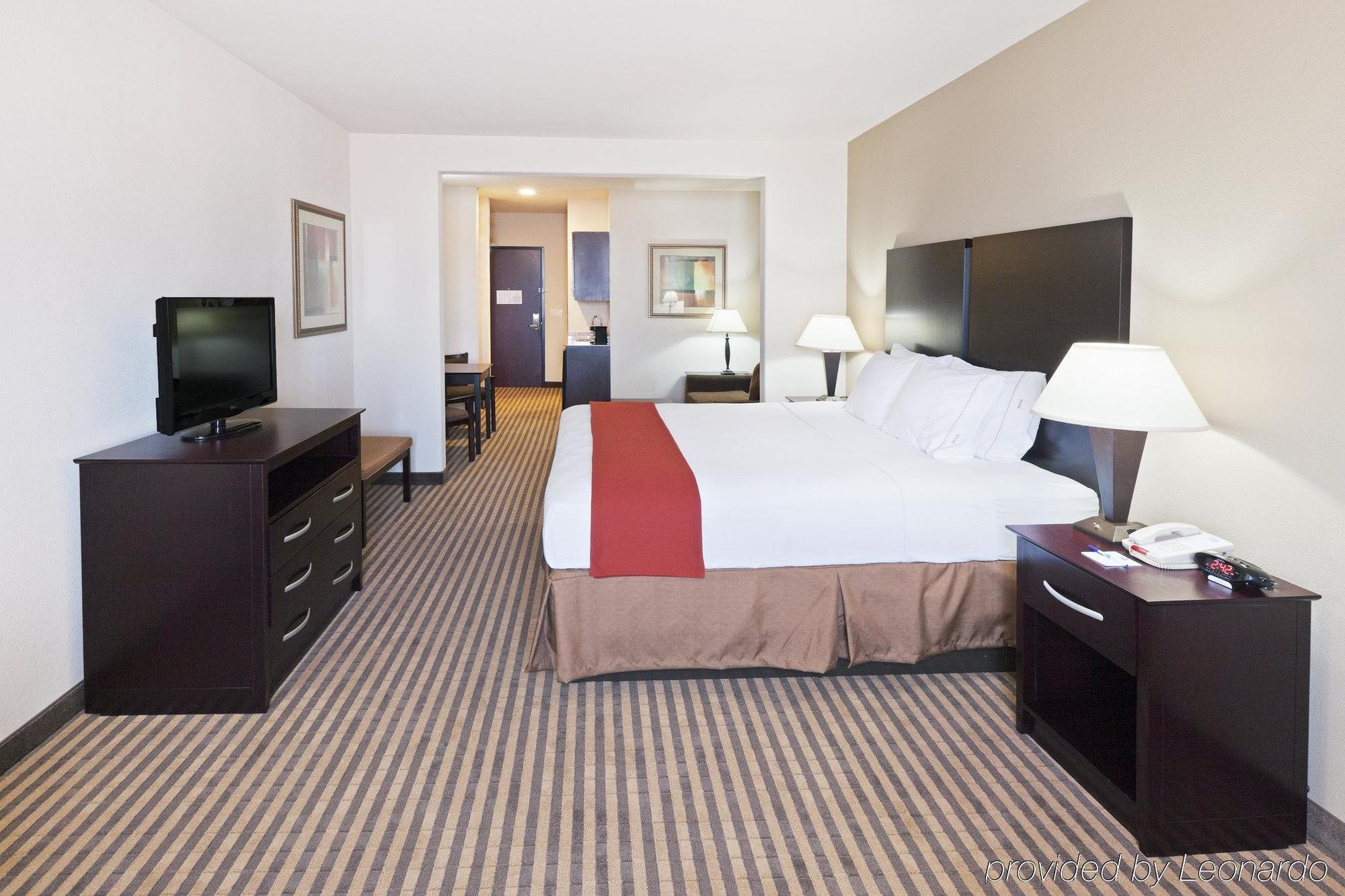 Holiday Inn Express & Suites Brady By Ihg Habitación foto