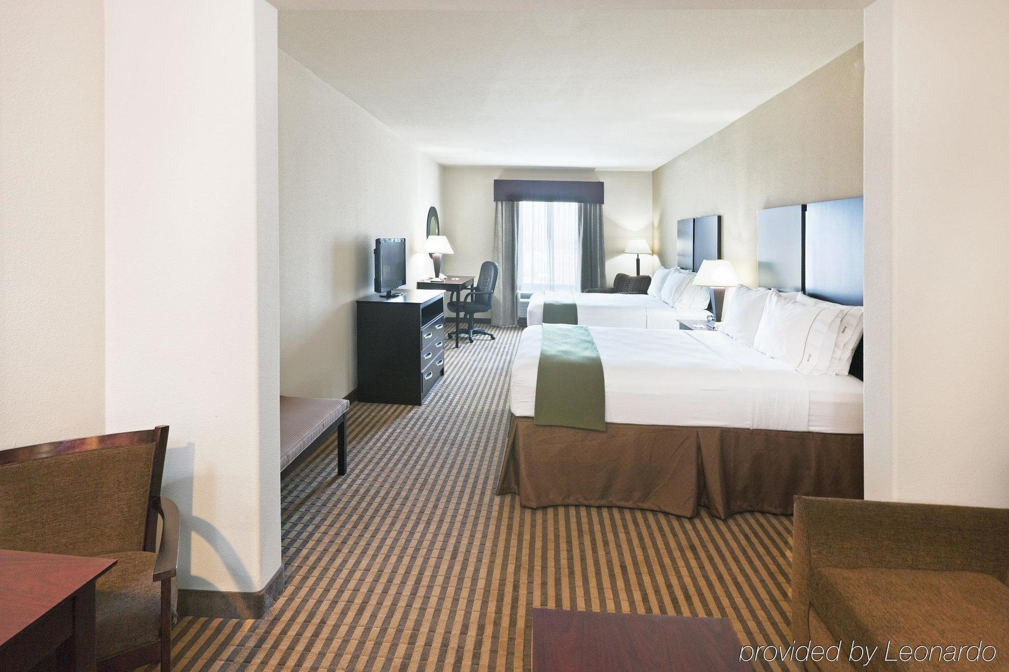 Holiday Inn Express & Suites Brady By Ihg Habitación foto